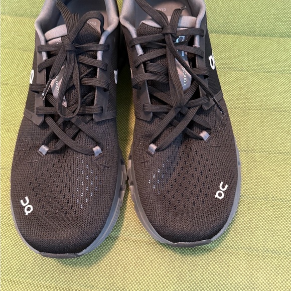 On Cloud X Versatile Men's Gray and Black Athletic Shoes - Picture 2 of 6